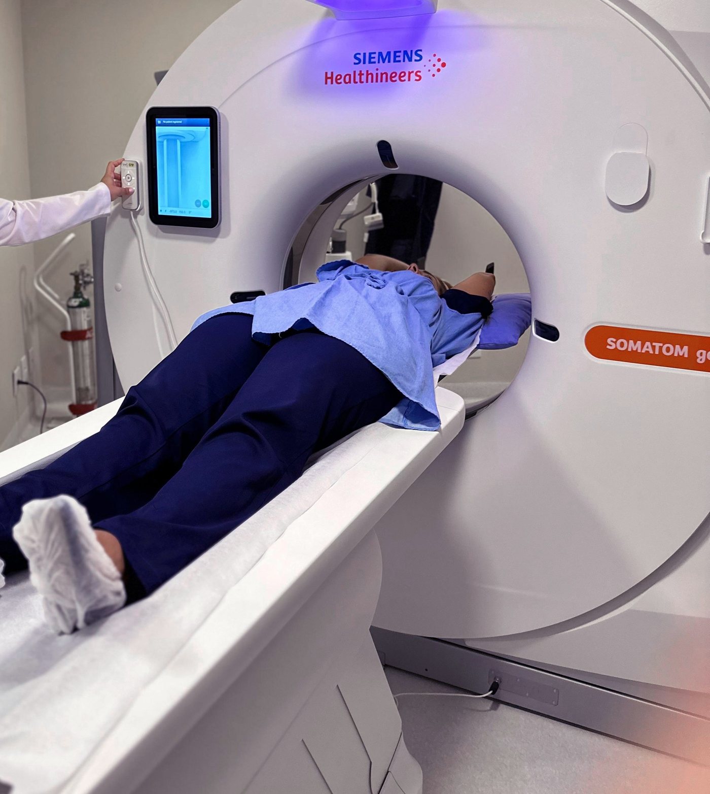 Paciente no tomógrafo Siemens SOMATOM