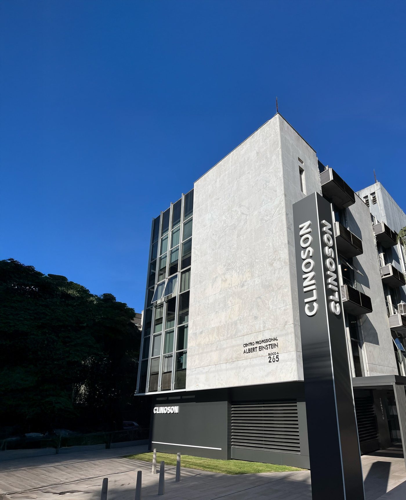 Fachada da Clinoson no Centro Profissional Albert Einstein