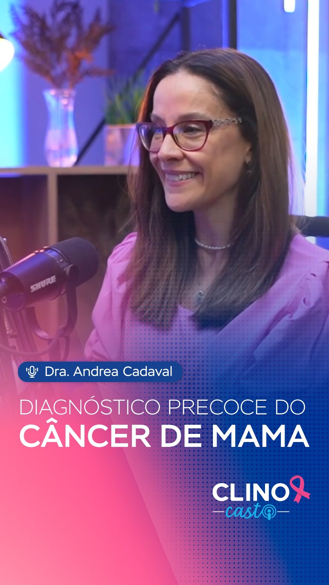 Dra. Andrea Cadaval sorrindo no estúdio do Clinocast